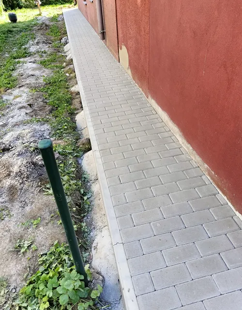 Opaska z kostki wokół domu